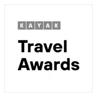 Arnanes Landhotel KAYAK Travel Awards logo met KAYAK in grijze vakjes boven de woorden Travel Awards in vetgedrukte zwarte tekst op een witte achtergrond, perfect voor weergave in de voettekst van de website van Arnanes. Hofn Zuid-IJsland